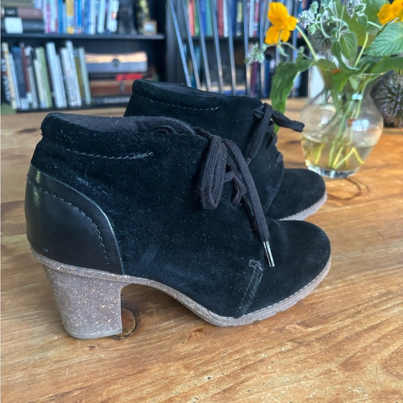 Clarks Comfortable Black Suede Laced Oxford Bootie Heel - Picture 3 of 8